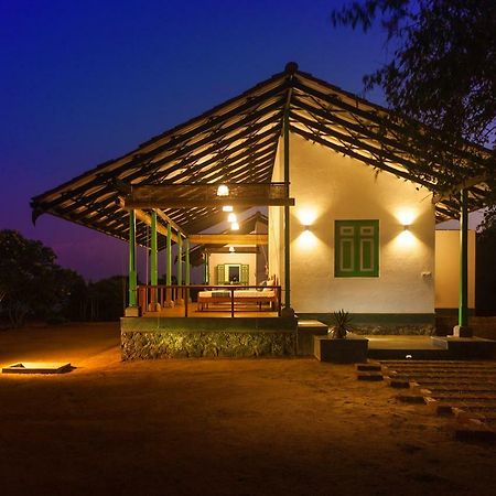 Nil Sisila Beach Resort ยาลา ภายนอก รูปภาพ